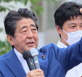 (العراق اليوم) ينشر فيديو لحظة مقتل رئيس الوزراء الياباني