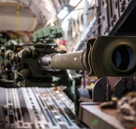 الولايات المتحدة تكشف عدد ما سلمته للقوات الأوكرانية من مدافع وذخائر لها