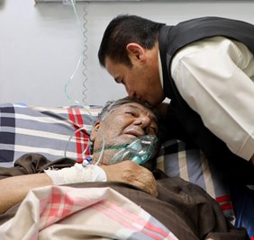 الاعرجي يطبع قبلة على جبين صانع الفرح والجمال محسن فرحان