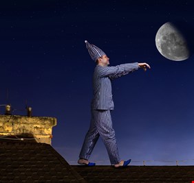 اسباب المشي أثناء النوم ومخاطره