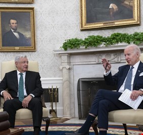 بايدن يبحث مع نظيره المكسيكي ملفات الهجرة والأمن والتعاون الاقتصادي