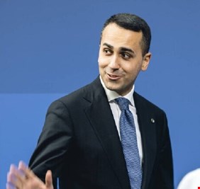 وزير الخارجية الإيطالي لا يستبعد وقف توريد الأسلحة لأوكرانيا