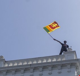 تواصل الاحتجاجات في سريلانكا لليوم المئة رغم تنحي الرئيس