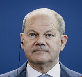 شولتس: الاتحاد الأوروبي لن يرفع العقوبات عن روسيا إن أرغمت أوكرانيا على السلام بشروطها