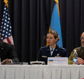 وزيرا الدفاع الأمريكي والأوكراني يبحثان اجتماعهما المقبل حول أسلحة إضافية لكييف