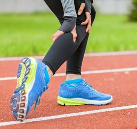 مؤلمة وقد تباغتك أثناء النوم أو أداء التمارين… أسباب تشنجات العضلات وطرق علاجها