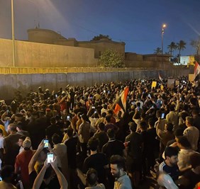 بالفيديو .. المواطنون العراقيون ينزلون العلم التركي من سطح السفارة التركية في بغداد ويحرقونه أمام أبصار موظفي السفارة