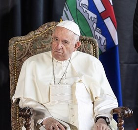 البابا فرنسيس يصل إلى كندا لطلب الصفح من السكان الأصليين