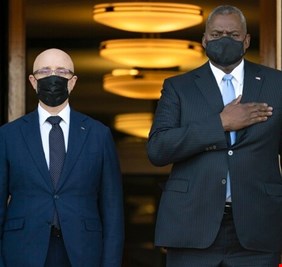 وزير الدفاع الأمريكي ونظيره الأوكراني يبحثان مسألة إمداد كييف بالأسلحة