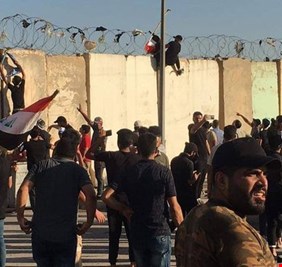 صدريون محتجون في ساحة التحرير يعبرون جسر الجمهورية صوب المنطقة الخضراء