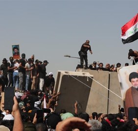 بعد محاولتهم دخول الخضراء.. فتح خراطيم المياه على المتظاهرين