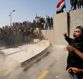 بالفيديو.. المتظاهرون في البرلمان العراقي