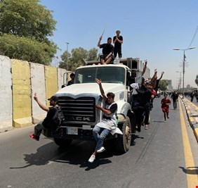 عمليات كر و فر بين القوات الأمنية و متظاهرين من التيار الصدري قرب الخضراء