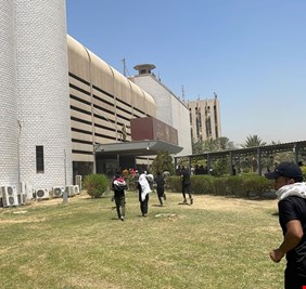 بالفيديو : المتظاهرون يدخلون مبنى البرلمان