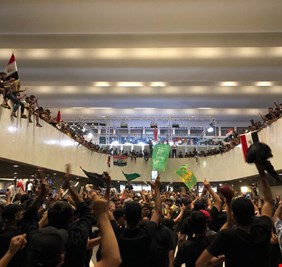 بعد سيطرتهم على مجلس النواب..المتظاهرون الصدريون يتوجهون إلى مبنى المحكمة الاتحادية