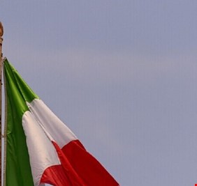 صدمة وغضب عارم في إيطاليا بعد انتشار تسجيل مصور لاعتداء على مهاجر