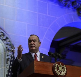 وسائل إعلام: إصابات بهجوم مسلح استهدف موكب رئيس غواتيمالا