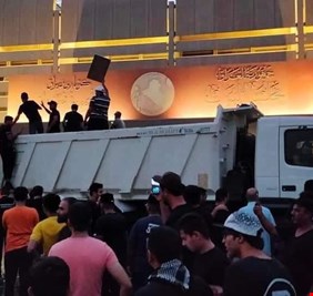 وزير الصدر يوجه انتقادا لفئة متواجدة في اعتصامات الخضراء