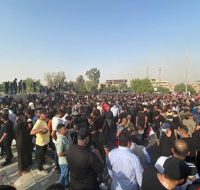 بالصور.. متظاهرو الأطار التنسيقي يحتشدون على بوابات المنطقة الخضراء