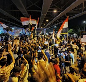 اسوار الخضراء تفصل بين متظاهري التيار والإطار .. وتمنع مواجهة عنيفة كانت ستكون دامية لاسمح الله