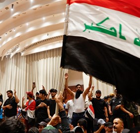 الصدر يشكل لجنة جديدة للاشراف على التظاهرات بينهم امرأة