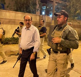 مقرب من المالكي يشرح سبب ظهوره مسلحاً في المنطقة الخضراء