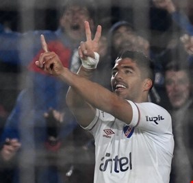 هدف بعد 16 عاما.. سواريز يسجل باكورة أهدافه عقب العودة للدوري الأوروغواياني