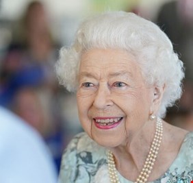 إليزابيث الثانية تقطع إجازتها 