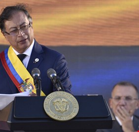 غوستافو بيترو.. أول رئيس يساري في تاريخ كولومبيا يؤدي اليمين الدستورية