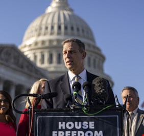 مكتب التحقيقات الفيدرالي يصادر هاتف النائب سكوت بيري المقرب من ترامب