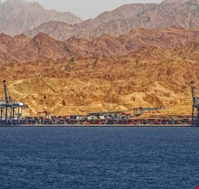 مسؤول أردني: تلوث محدود بمادة زيتية في رصيف ميناء حاويات العقبة