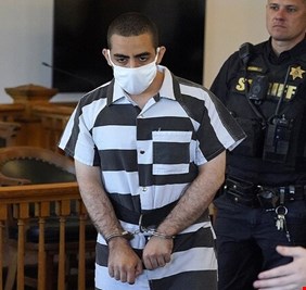 رسميا.. إيران تنفي أي صلة لها بمنفذ الهجوم على رشدي