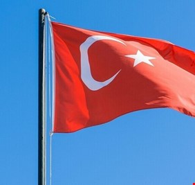 صحيفة: مستشار سابق لأردوغان يحتفل بذكرى تأسيس حزب العدالة والتنمية بطريقة مثيرة