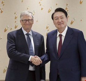 رئيس كوريا الجنوبية يؤكد لبيل غيتس أهمية التعاون مع مؤسسته