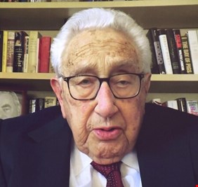 كيسنجر: النزاع في أوكرانيا يجب أن ينتهي بمفاوضات