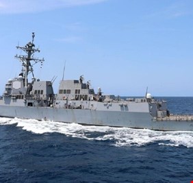 سفن إنزال ومدمرة أمريكية تصل إلى دول البلطيق