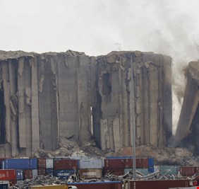 لبنان.. سقوط بعض الأجزاء من الاهراءات من الجهة الشمالية في مرفأ بيروت