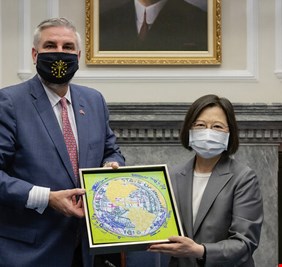 حاكم ولاية إنديانا ينضم إلى سلسلة الزيارات الأمريكية إلى تايوان