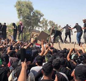 بالفيديو .. الصدريون يقتحمون مجلس القضاء الأعلى وينصبون خيام الإعتصام أمام المبنى في الخضراء