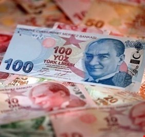 تركيا ترفع أسعار الوقود والليرة تتراجع بعد بيانات سلبية