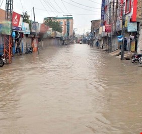باكستان.. السيول تخلف نحو ألف قتيل