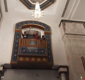 بالصور .. المتظاهرون يقتحمون القصر الحكومي