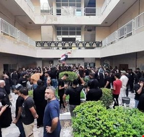 متظاهرو التيار الصدري يقتحمون مبنى محافظة بابل