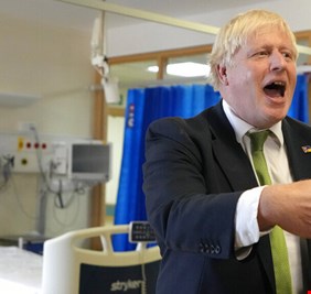 جونسون يرفض استبعاد عودته إلى الحياة السياسية