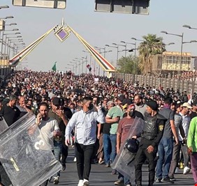 أي المرجعيتين اثرت على الصدر في قراره الأخير بسحب مقاتلي السرايا من الخضراء؟