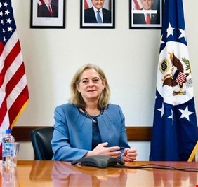 السفيرة الأميركية في بغداد: ندعو لعدم تكرار المأساة مجددا