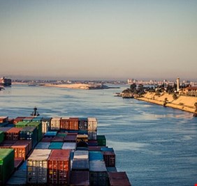 مصر.. نجاح تعويم ناقلة بترول جنحت في قناة السويس