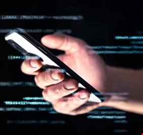 كيف تعرف أن هناك من اخترق هاتفك؟