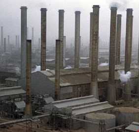 إيران.. انفجار قوي يهز منشأة نفطية في خوزستان