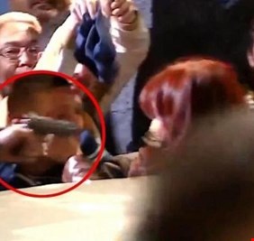 محاولة اغتيال نائبة الرئيس الأرجنتيني.. المهاجم صوب نيران مسدسه على رأسها مباشرة لكن سلاحه خذله